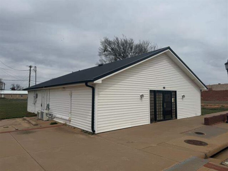 More Photos Of 101 E 3rd St, Burkburnett Office For Sale