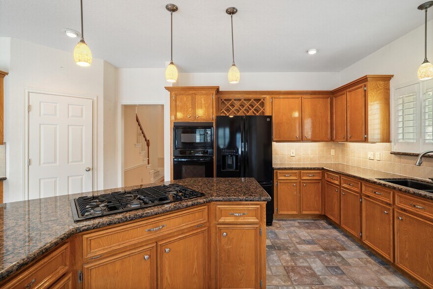 More Photos Of 124 Lake Point Dr, League City Specialty For Sale