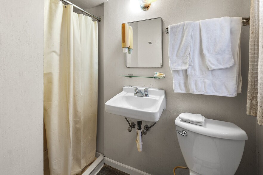 More Photos Of 4991 Arthur Rd, Slinger Hotel For Sale