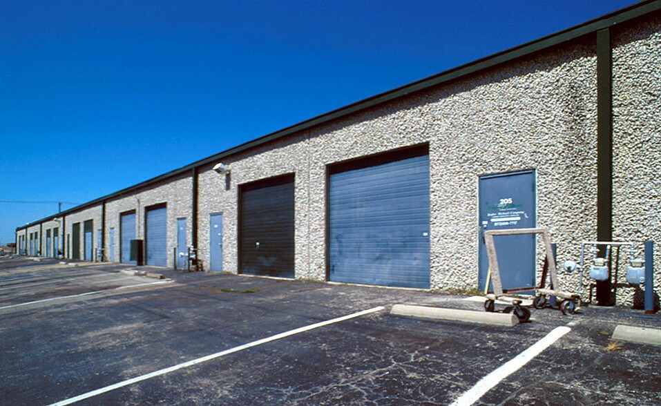 More Photos Of 709-717 Lingco Dr, Richardson Light Distribution For Lease