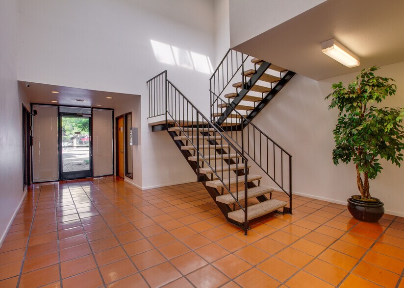 More Photos Of 440 Western Ave, Glendale Office For Lease