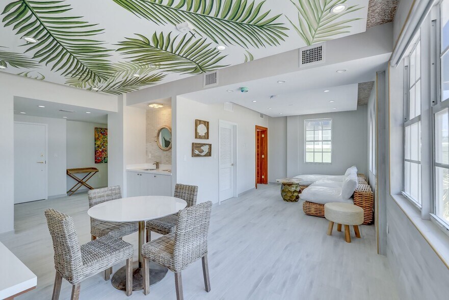 More Photos Of 820 Ocean Dr, Miami Beach Restaurant For Sale