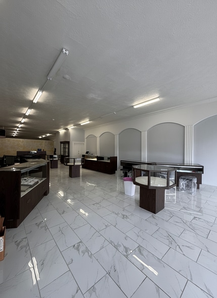 More Photos Of 1221 Overland Ave, Burley Storefront For Sale