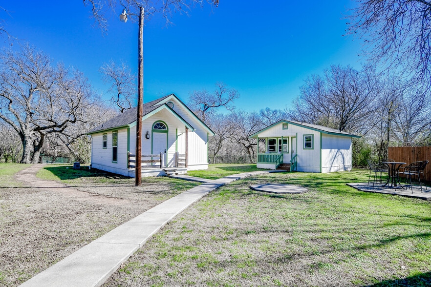 More Photos Of 512 N Travis St, Granbury Hospitality For Sale