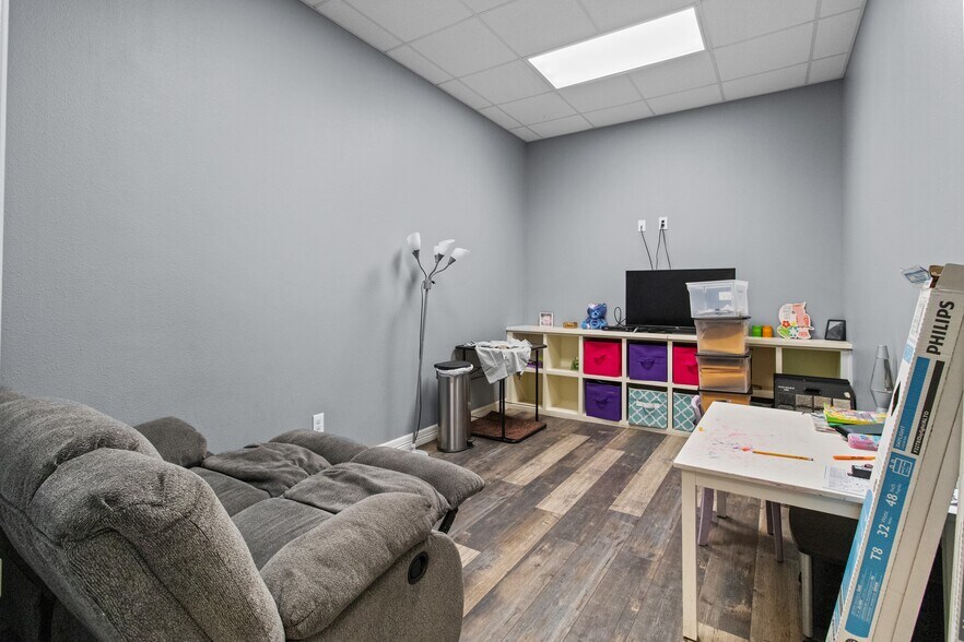More Photos Of 7910 N Hwy 146, Baytown Showroom For Lease