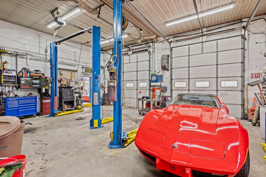 More Photos Of 1001-1003 Calumet Ave, Valparaiso Auto Repair For Sale