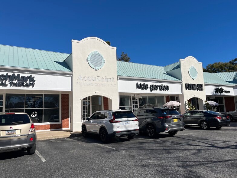 More Photos Of 320 W Coleman Blvd, Mount Pleasant Storefront For Lease