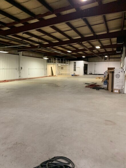 More Photos Of 1850 Cofrin Dr, Green Bay Manufacturing For Lease