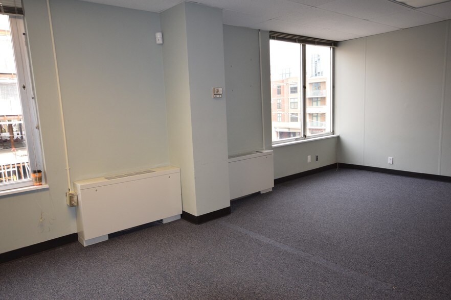 More Photos Of 701 W Broad St, Falls Church Office For Lease