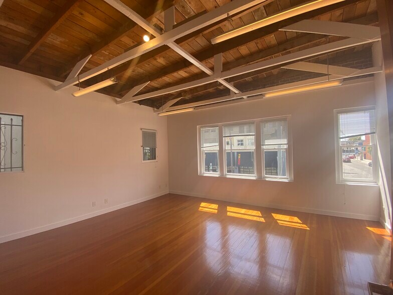 More Photos Of 210-226 Main St, Venice Storefront Retail Office For Lease