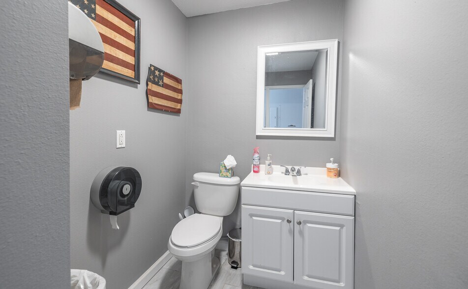 More Photos Of 575 Marshall Dr, Saint Robert Office For Sale