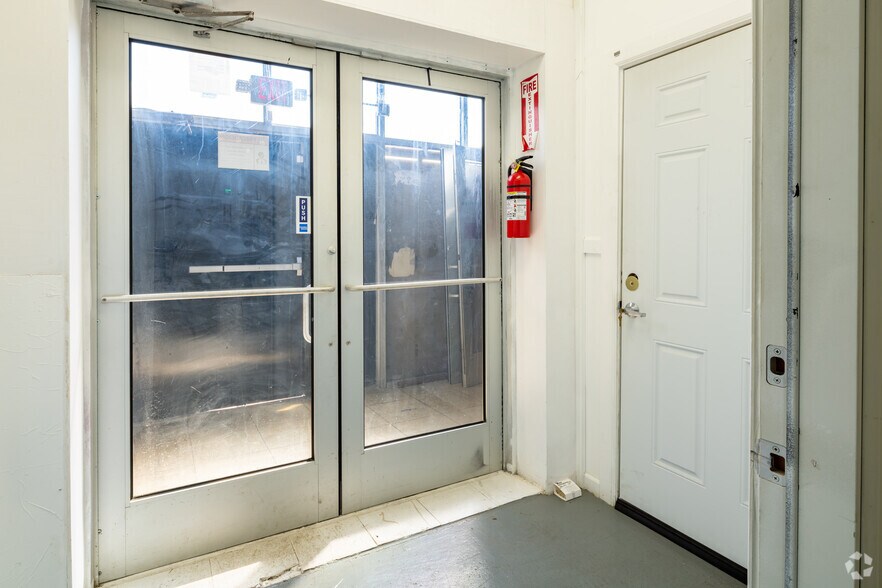 More Photos Of 1637 E Grand Blvd, Detroit Warehouse For Lease