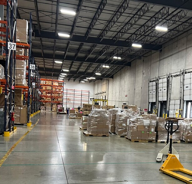 More Photos Of 530 W North Frontage Rd, Bolingbrook Manufacturing For Lease