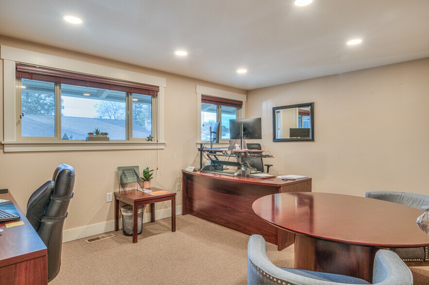 More Photos Of 525 NE Greenwood Ave, Bend Office For Sale