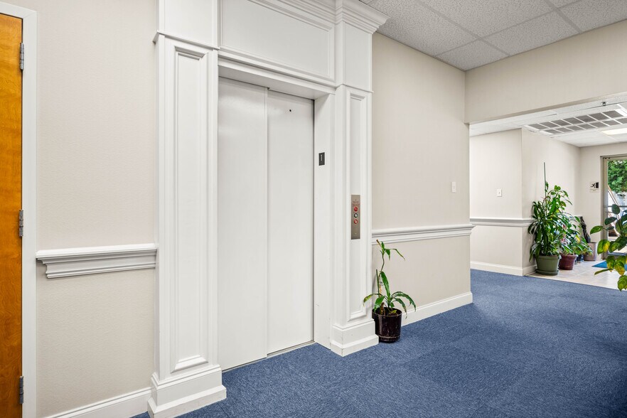 More Photos Of 816 University Pky, Natchitoches Office For Sale