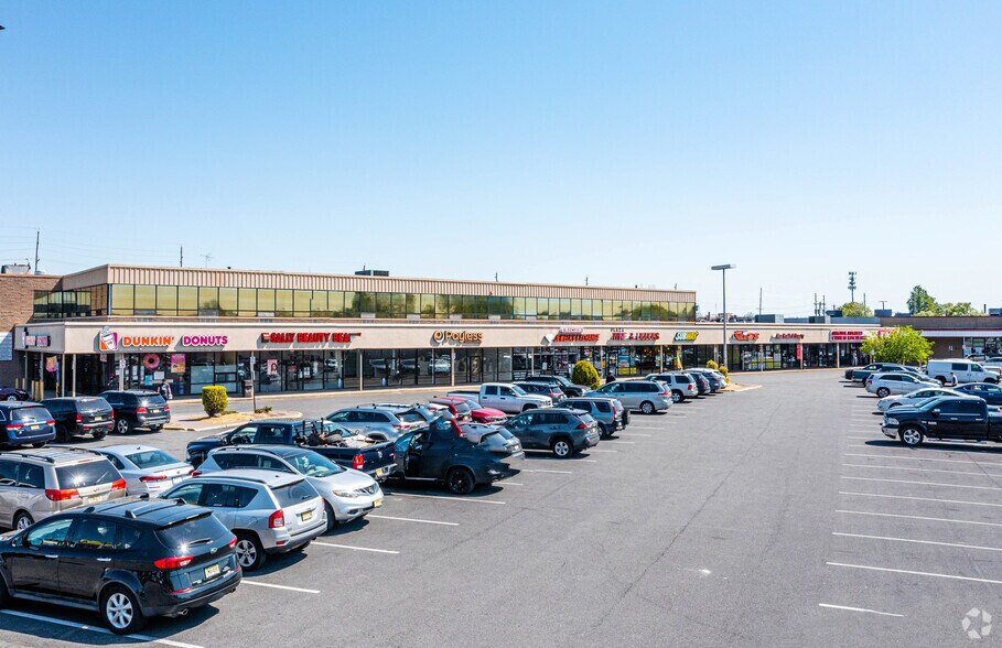 More Photos Of 107-135 Bloomfield Ave, Bloomfield Storefront For Lease