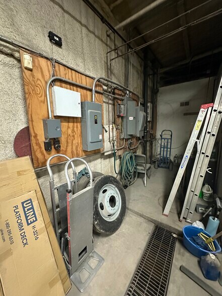 More Photos Of 2029 Plymouth Ave, Waterloo Flex For Sale