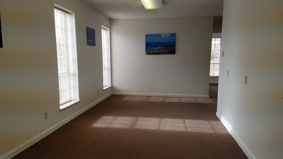 More Photos Of 515 Woodcrest Dr, Bloomington Medical For Lease