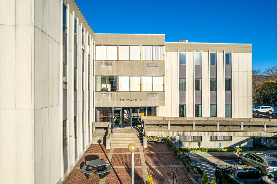 More Photos Of 20 Walnut St, Wellesley Office For Lease