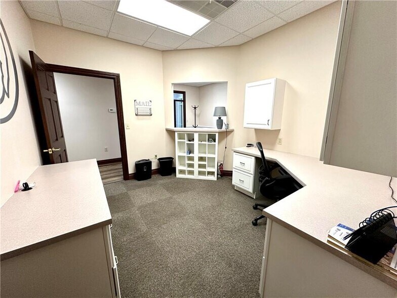 More Photos Of 909-921 Lake Land Blvd, Mattoon Office For Sale