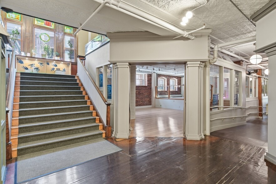 More Photos Of 150 Main St, Northampton Storefront For Lease