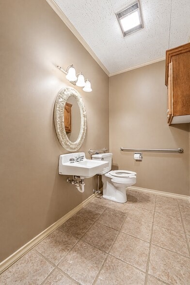 More Photos Of 321 S Main St, Marksville Office For Sale