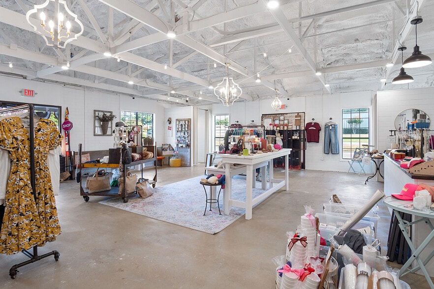 More Photos Of 6724 Paluxy Dr, Tyler Office For Lease