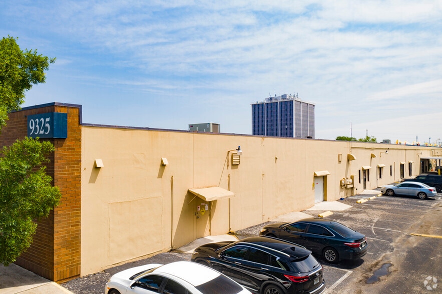 More Photos Of 9280 Bay Plaza Blvd, Tampa Unknown For Lease