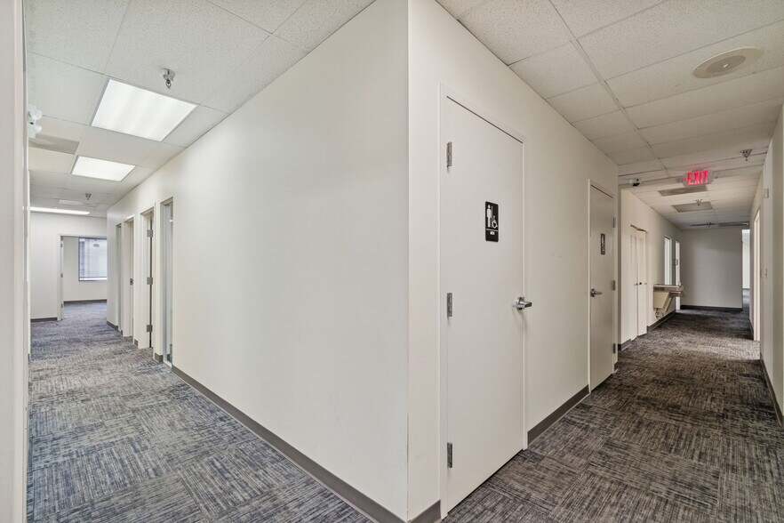 More Photos Of 4913 W Laurel St, Tampa Light Distribution For Lease