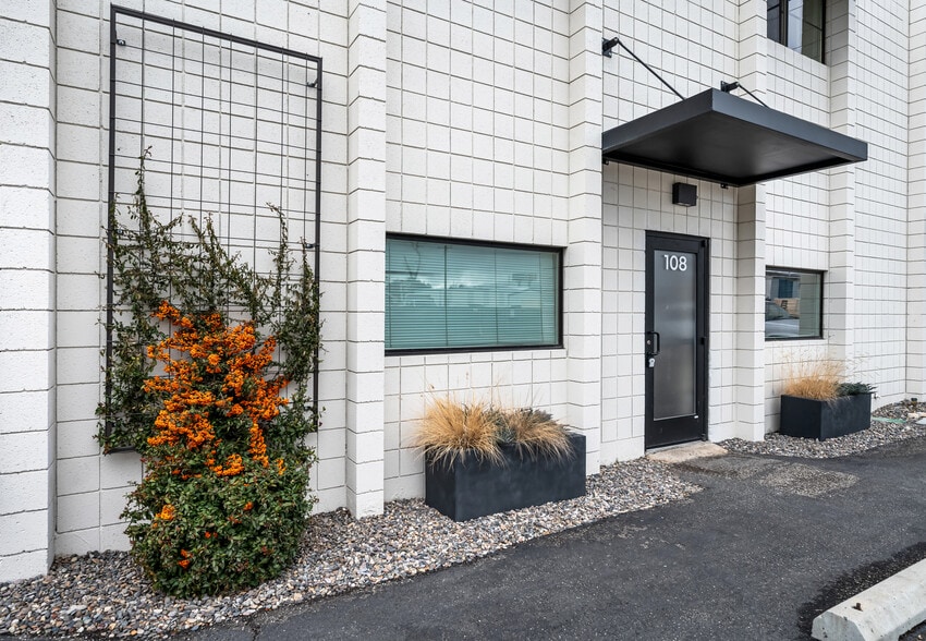 More Photos Of 104-108 W 31st St, Garden City Light Manufacturing For Sale