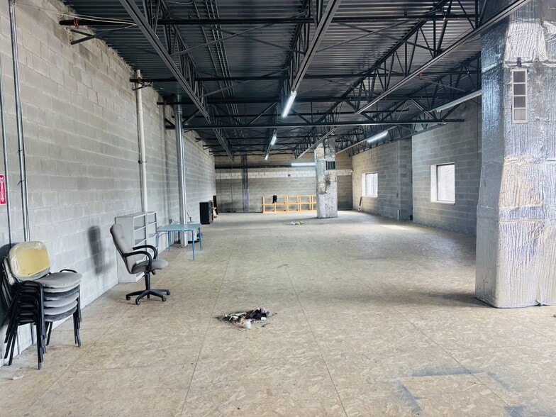 More Photos Of 25710 Northline Rd, Taylor Warehouse For Lease