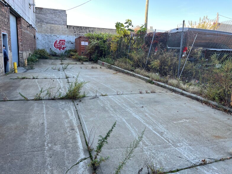 More Photos Of 100 Hinsdale St, Brooklyn Warehouse For Lease