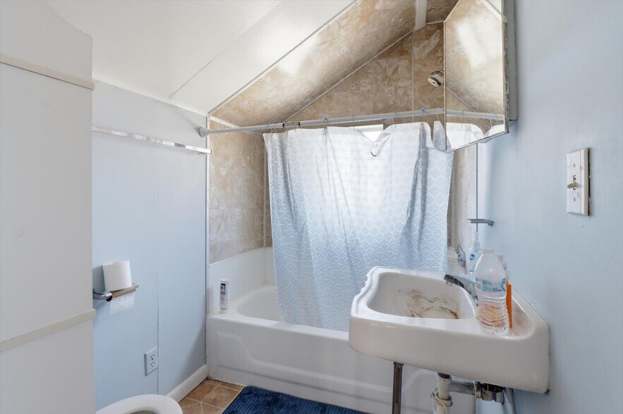 More Photos Of 823 NE 5th St, Crystal River Office For Sale