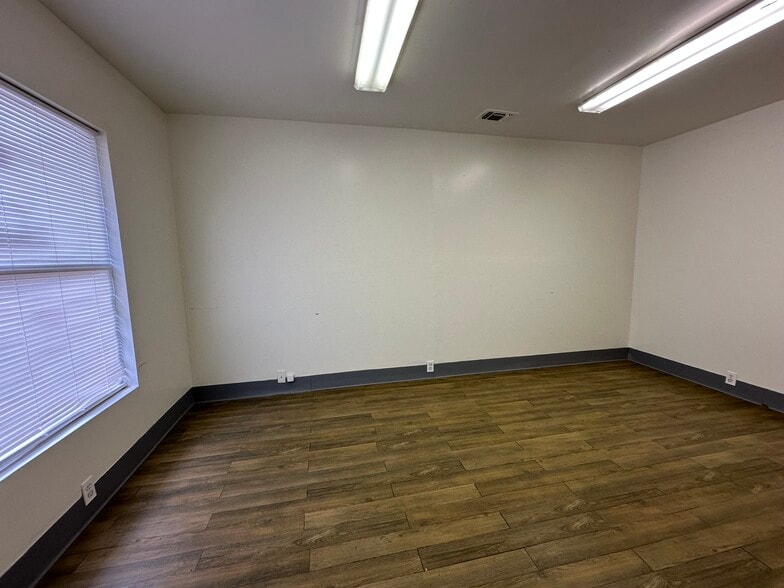 More Photos Of 6628 Crestway Dr, San Antonio Flex For Sale