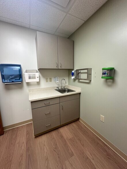 More Photos Of 206 W Main St, New London Medical For Lease