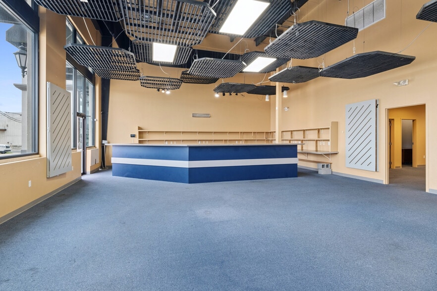 More Photos Of 8180 Earhart Blvd, New Orleans General Retail For Lease