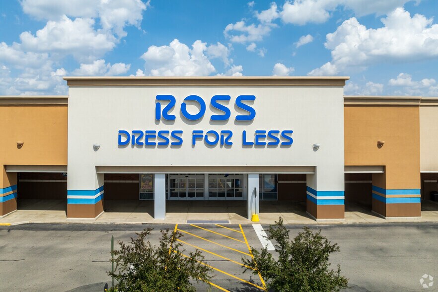 More Photos Of 851-933 Meacham Rd, Elk Grove Village Freestanding For Lease