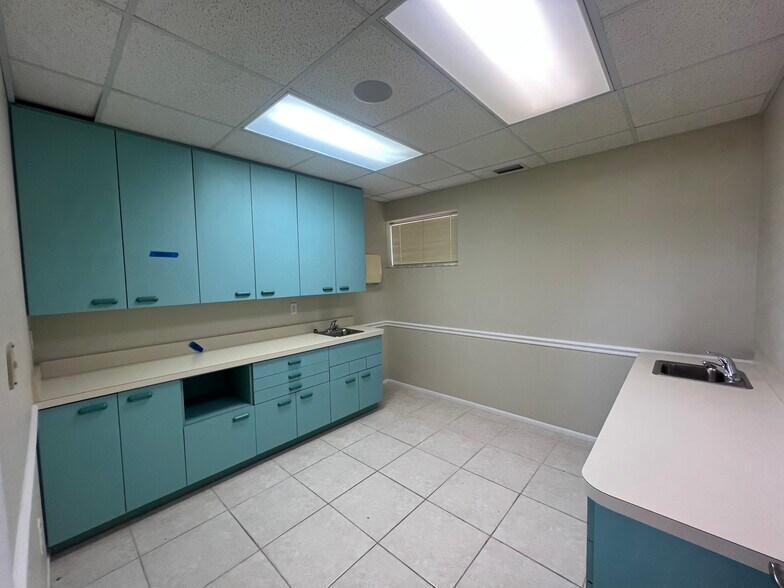 More Photos Of 2009-2025 S McCall Rd, Englewood Medical For Lease