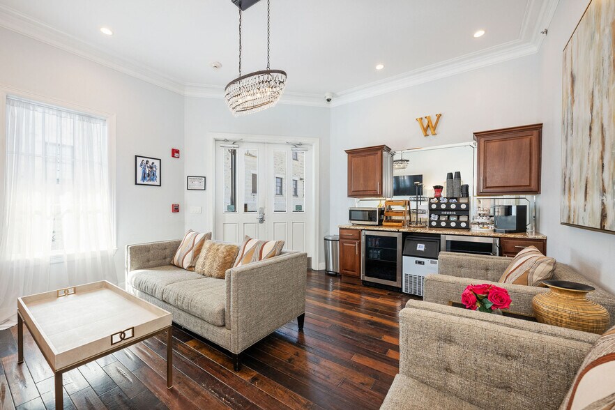 More Photos Of 152-170 S Main St, Boerne Storefront For Lease