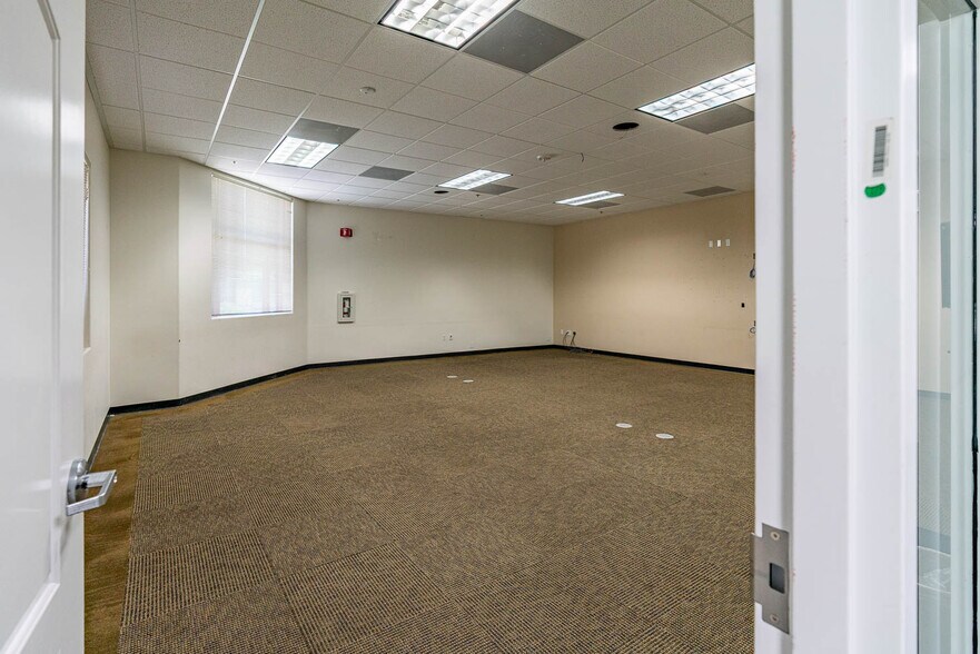 More Photos Of 314-320 E Avenue K6, Lancaster Industrial For Lease