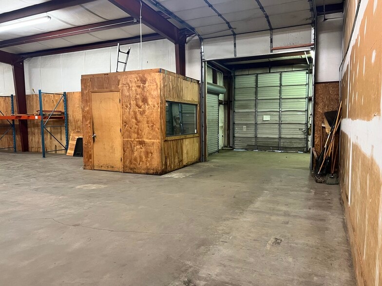 More Photos Of 413 W Chatham St, Cary Flex For Lease