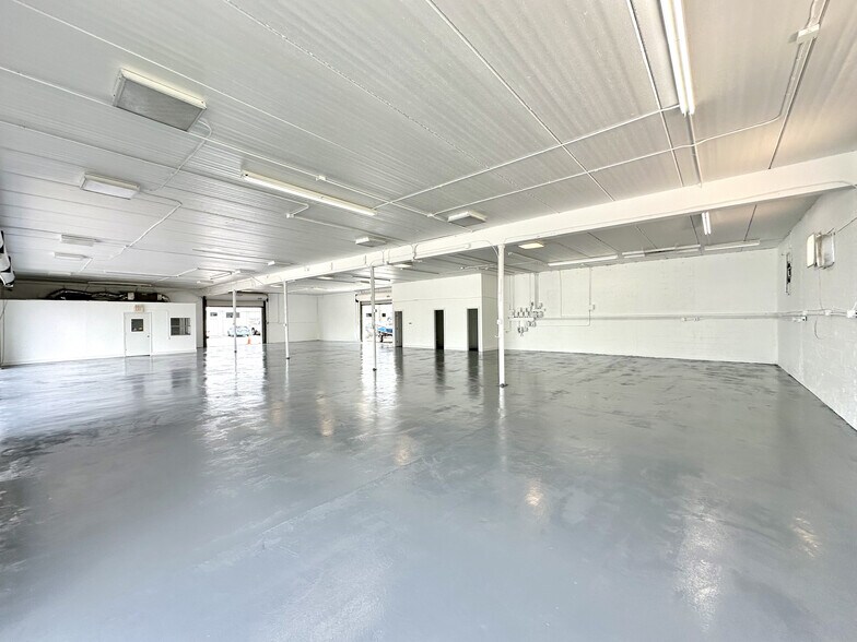 More Photos Of 960 S Dixie Hwy W, Pompano Beach Showroom For Lease