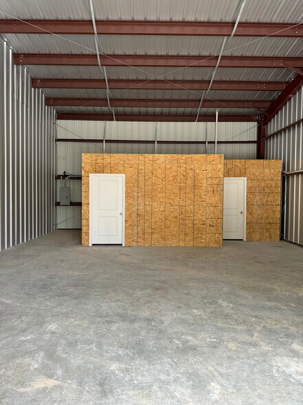 More Photos Of 210-212 Stanfield Dr, Waco Light Manufacturing For Lease