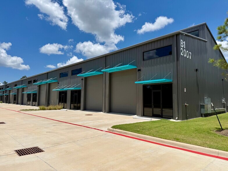 More Photos Of 2007 Airport Rd, Conroe Unknown For Lease