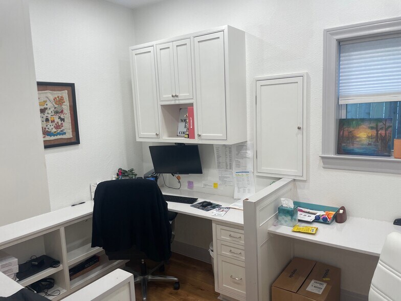 More Photos Of 1912 W 35th St, Austin Medical For Sale