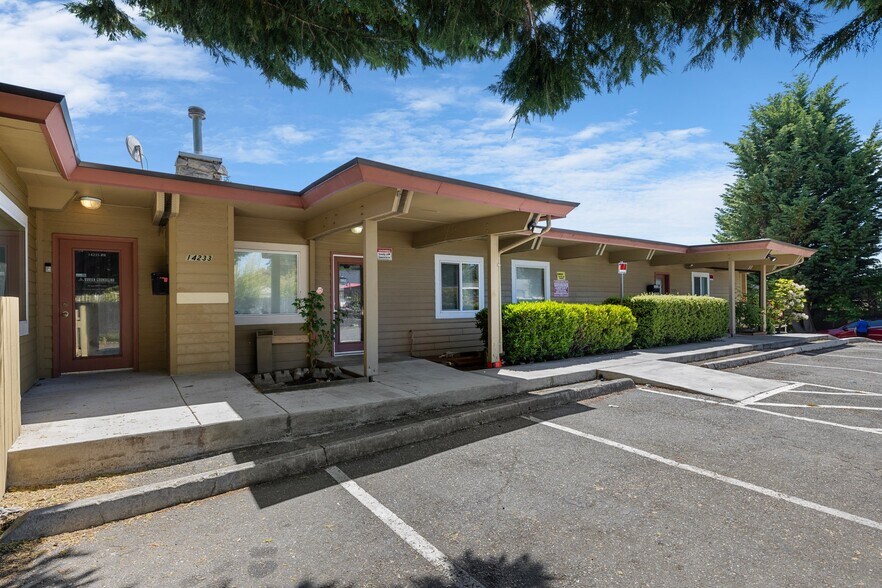 More Photos Of 14235-14237 Ambaum Blvd SW, Burien General Retail For Lease