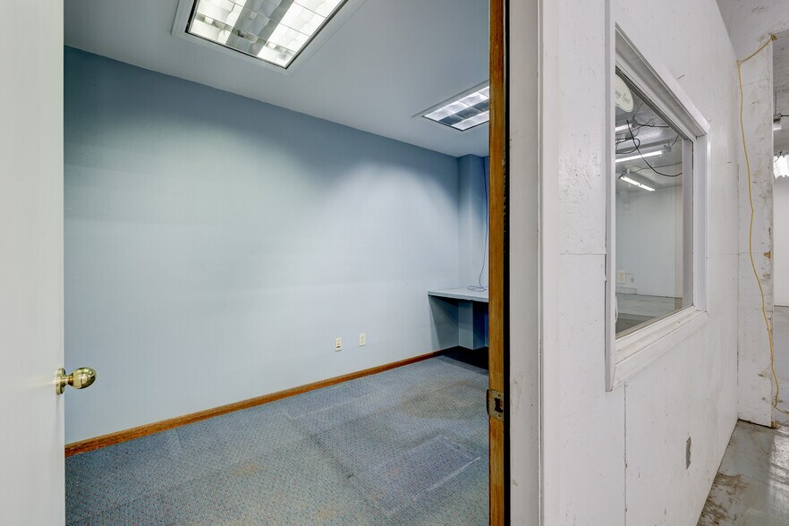 More Photos Of 309 South St, Pella Industrial For Sale