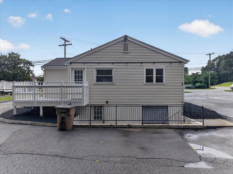 More Photos Of 25 Chesterfield Rd, East Lyme Office For Sale