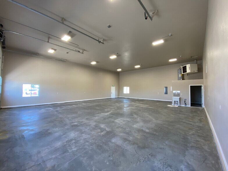 More Photos Of 317 N 7th Street, Montrose Light Distribution For Sale
