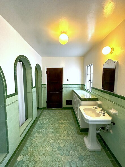 More Photos Of 10623 Riverside Dr, North Hollywood Office For Lease